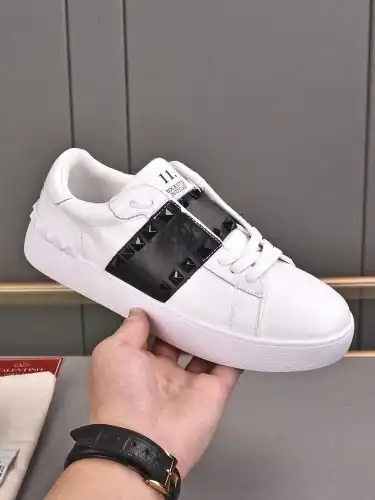 Valentino* Couple model Code: 09B50 Size: Women's clothing 35-40. Men's clothing 39-44, 45-46 (custo