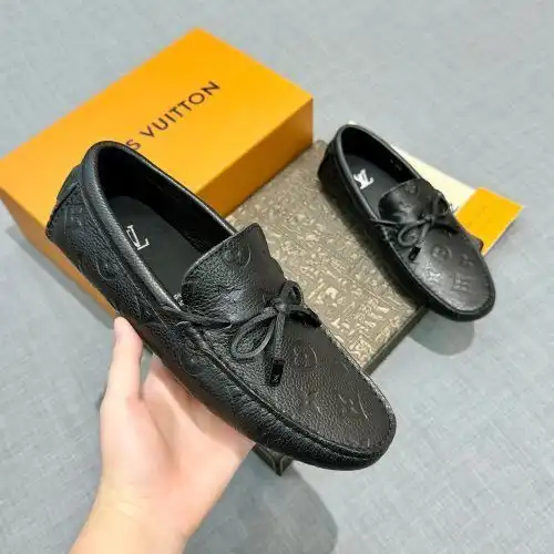 LV* Cowhide grain embossed men's model Code: 0718B60 Size: 38-44 (45 customized without return)