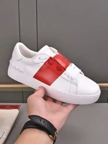 Valentino* Couple model Code: 09B50 Size: Women's clothing 35-40. Men's clothing 39-44, 45-46 (custo