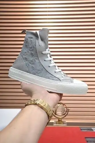 Dior* Couple model Code: 0825B60 Size: Women 35-40 Men 38-44 Couple model code.