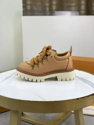 LV* Couple model Code: 08D00 Size: Women 35-41 (41 custom-made without return and exchange) Men 39-4
