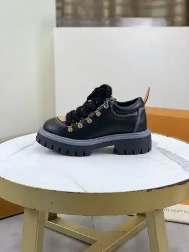 LV* Couple model Code: 08D00 Size: Women 35-41 (41 custom-made without return and exchange) Men 39-4