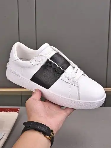 Valentino* Couple model Code: 09B50 Size: Women's clothing 35-40. Men's clothing 39-44, 45-46 (custo