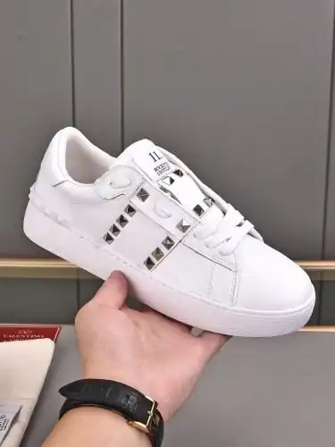 Valentino* Couple model Code: 09B50 Size: Women's clothing 35-40. Men's clothing 39-44, 45-46 (custo