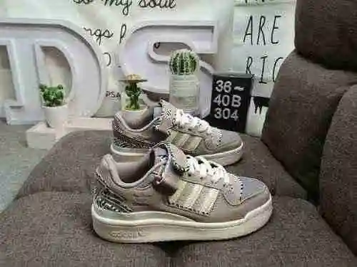 304DAdidas Forum 84 Zapatos deportivos informales, versátiles, de corte bajo y de corte bajo. Basado