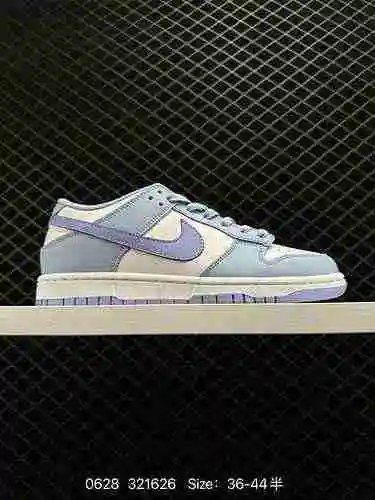 La clásica y versátil serie de zapatillas Nike SB Zoom Dunk Low cuenta con un relleno grueso en la l