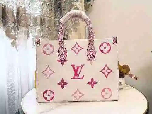 The handbag is made of imported canvas material, with a high-end quality delivery gift bag. The invo