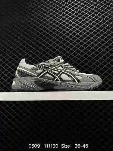 La pieza retro 5 ASICS Gel-7 TR presenta una parte superior transpirable para un uso seco y cómodo. 