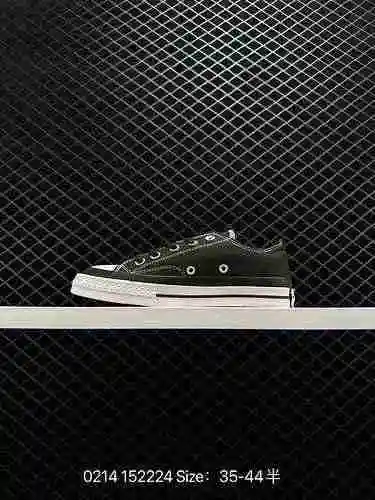 2 Converse Los zapatos de lona Converse All Star vienen en blanco y negro. En 223, este diseño prese