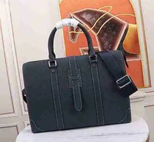 The men's exclusive official bag is made of imported top-level original leather and high-end replica