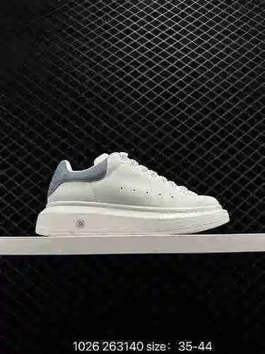  Alexander McQueen/Alexander McQueen muffin shoes, thick soles, raised small white shoes, flocked le