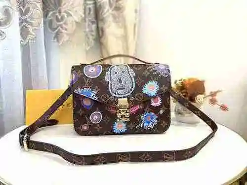 The courier bag is made of imported canvas material and is of high-end quality for delivery. The inv