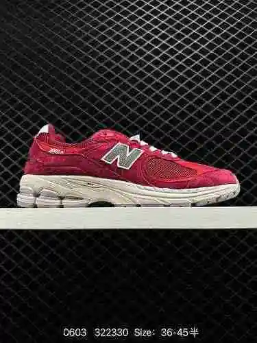 The 150 New Balance 2R running shoe follows the classic technology from its inception, featuring an 