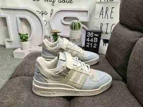 212DAdidas Forum 84 Low Zapatillas informales de moda, versátiles y de caña baja. Basado en la apari