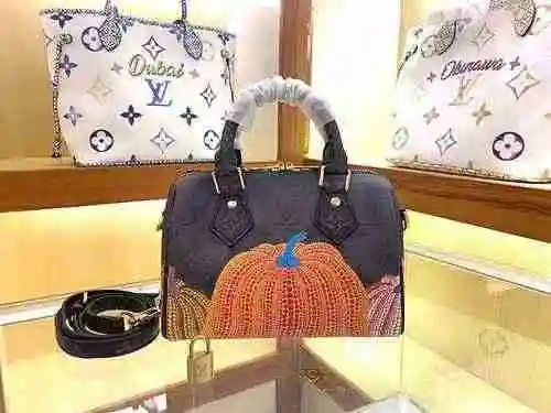 The handbag is made of imported canvas material, with a high-end quality delivery gift bag. The invo