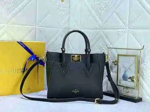 The handbag is made of imported original cowhide, with a high-end quality delivery gift bag. The inv