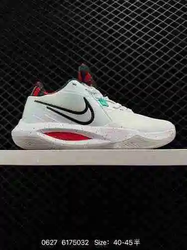 Las zapatillas de baloncesto Nike Precision 6 FlyEae Combat, número 6 de la empresa, están diseñadas