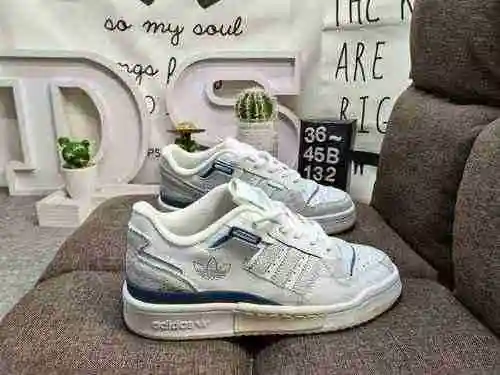 132DAdidas Forum 84 Low Zapatillas deportivas informales, versátiles y de caña baja. Basado en la ap