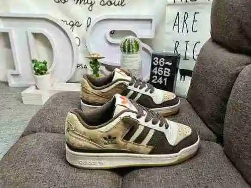 241DAdidas Forum 84 Zapatillas casual de moda, versátiles y de corte bajo. Basado en la apariencia d