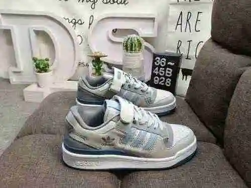 928DAdidas Forum 84 Low Zapatillas deportivas informales, versátiles y de caña baja. Basado en la ap