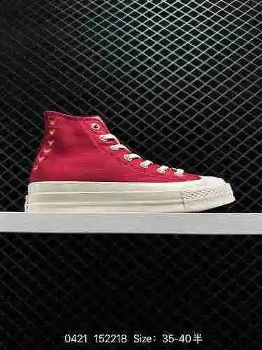 9 Converse 223 Edición exclusiva para el Día de San Valentín en granate combinado con dorado, una co