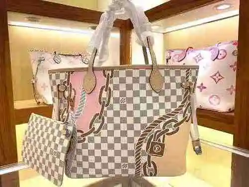The shopping bag is made of imported canvas material, with a high-end quality delivery gift bag. The
