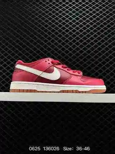 La colección de zapatos de críquet Nike SB Zoom Dunk Low es una zapatilla casual clásica y versátil 