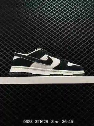4 La primera capa Sony PlayStation 5 x Travis Scott x SB Dunk Low PS5 es la marca personal de Nike C