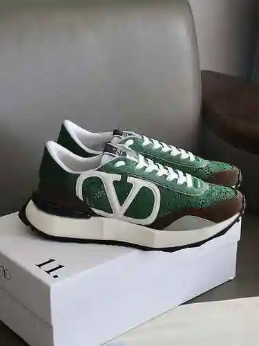 Valentino Pareja Código de estilo: 0610C40 Talla: 35-45