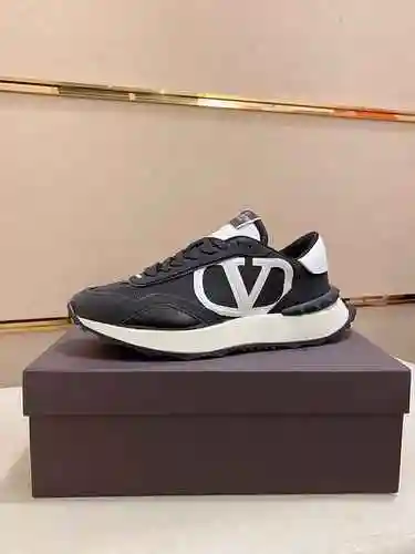Valentino Pareja Estilo Código: 0604C20 Talla: 36-44 (Personalizable 45.46)