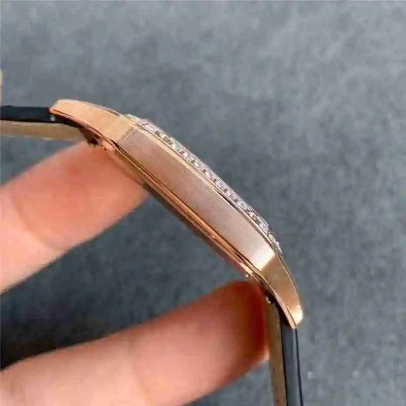 Santos-Dumont系列 男装：43.5x31.4mm厚度7.3mm
