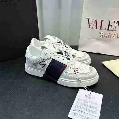 Valentino Pareja Código: 0610D20 Talla: 35-46