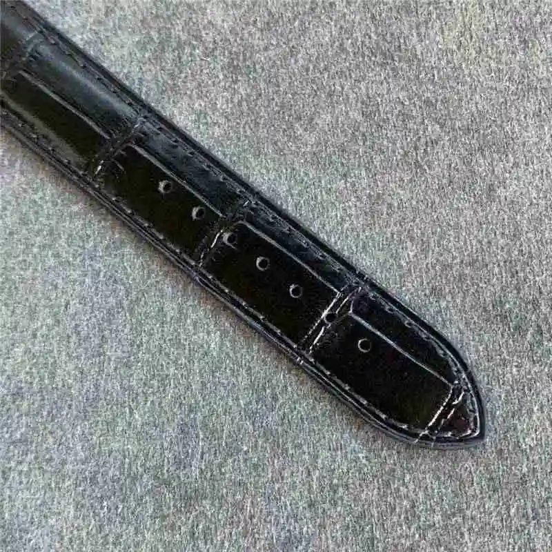 Santos-Dumont系列 男装：43.5x31.4mm厚度7.3mm