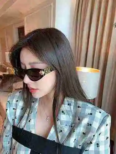 3150LV Gafas LOUIS VUITT Louis Vuitton Modelo: Z2305E Estilo de bucle versátil de moda Moda a juego 