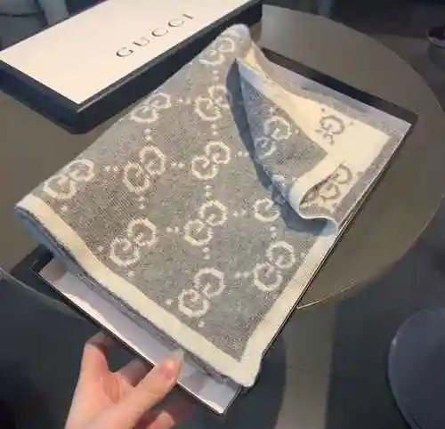 3980 Bufanda Gucci Gucci Bufanda clásica de cachemir de Gucci El jacquard de doble cara es un bien d