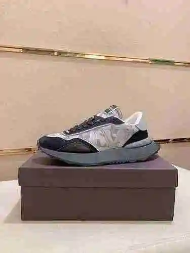 Código de estilo de pareja Valentino: 0625C20 Talla: Mujer 36-40. Hombres 39-44. (Tallas de hombre p