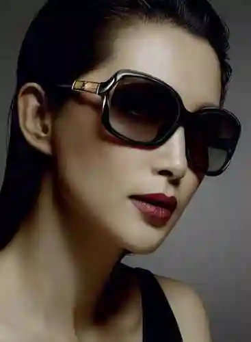 El modelo popular clásico dorado de gafas de sol 2790 Gucci reaparece en el cartel de Li Bingbing. L