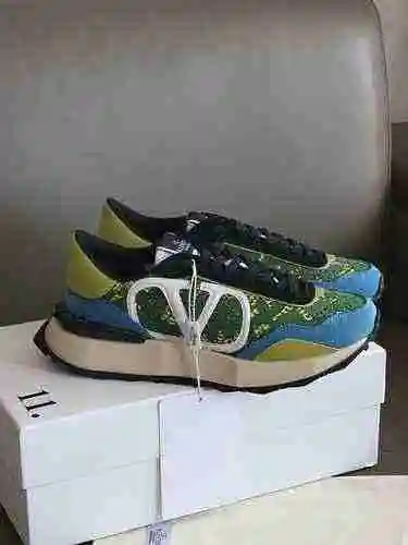 Valentino Pareja Código de estilo: 0610C40 Talla: 35-45