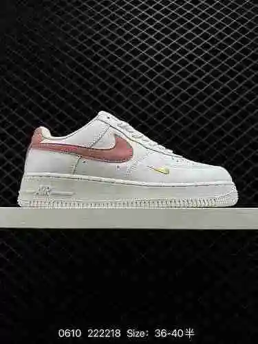 9 Zapatilla casual Nike Air Force '7 Air Force One de caña baja. El rendimiento de amortiguación sua