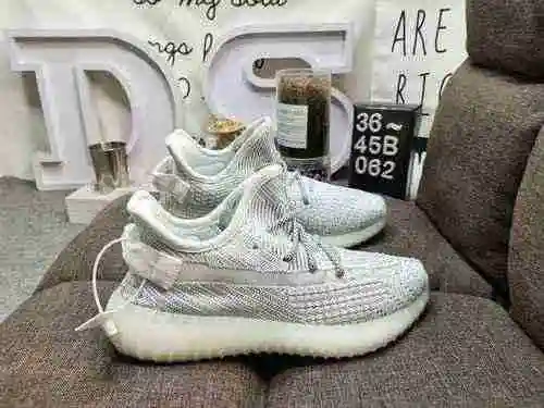 062D Nivel de empresa Serie True Explosion Adidas Yeezy 350 Boost V2 Primera exposición Comercio ext