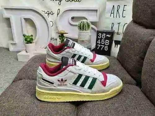 776DAdidas Forum 84 Zapatillas casual de moda, versátiles y de corte bajo. Basado en la apariencia d