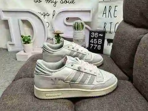 776DAdidas Forum 84 Zapatillas casual de moda, versátiles y de corte bajo. Basado en la apariencia d