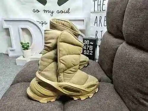 La versión 522D Monster YZY NSLTD BT "KHAKI", usada como una versión ampliada de un zapato