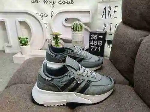 La nueva zapatilla clásica de corte bajo RETROPY F2 M con suela gruesa de trébol de nivel empresaria