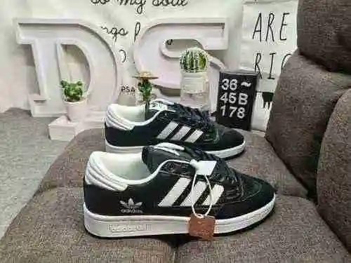 178DAdidas Forum 84 Zapatillas informales de moda, versátiles y de corte bajo. Basado en la aparienc