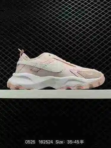 El popular artículo de las 2 Nike TC 79 presenta correas y ganchos entrelazados, así como su enrutam