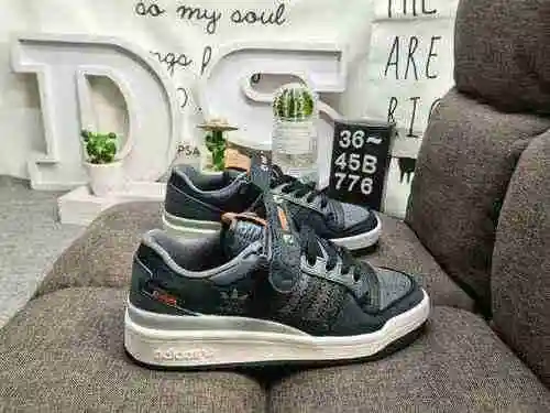 776DAdidas Forum 84 Zapatillas casual de moda, versátiles y de corte bajo. Basado en la apariencia d