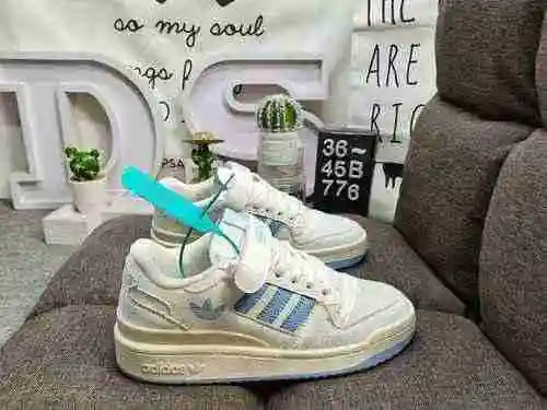 776DAdidas Forum 84 Zapatillas casual de moda, versátiles y de corte bajo. Basado en la apariencia d
