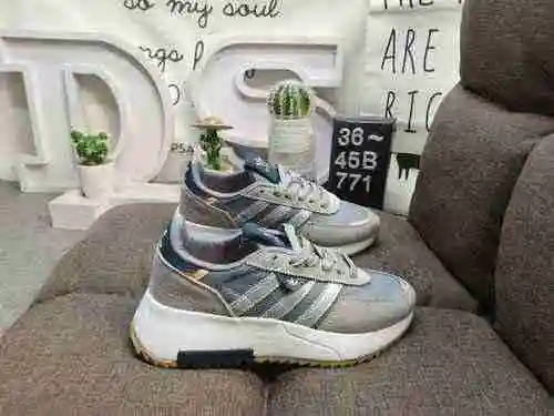 La nueva zapatilla clásica de corte bajo RETROPY F2 M con suela gruesa de trébol de nivel empresaria