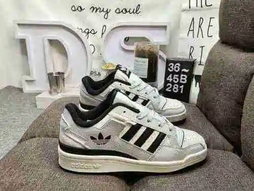 281DAdidas Forum 84 Zapatillas casual de moda, versátiles y de corte bajo. Basado en la apariencia d